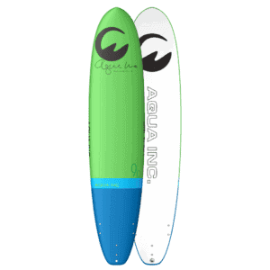 Kleurrijke surfplanken voor buitenactiviteiten en watersport.