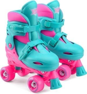 Kleurige kinderskates met blauwe en roze details, ideaal voor buitenplezier.