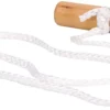 Wit touw met houten handvat voor buitenactiviteiten en spellen.