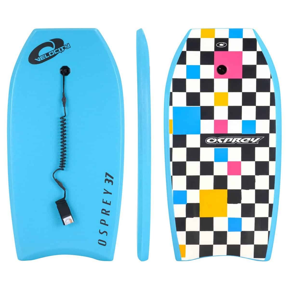 Flexibla skate met blauwe deck en kleurrijk geometrisch patroon bovenkant en onderkant. Perfect voor buitenplezier en actief spelen.
