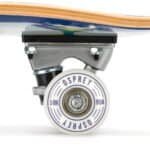 Korte omschrijving van het skateboardwiel en trucks in close-up.