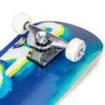Kwalitatieve skateboard met kleurrijk ontwerp en duurzame wielen voor buitenplezier.