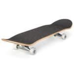 Antislip skateboard met houten deck en witte wielen voor buitenplezier.