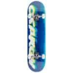 Colorful skateboard met blauwe en witte kunstprint, compleet met witte wielen en metalen trucks.