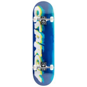 Colorful skateboard met blauwe en witte kunstprint, compleet met witte wielen en metalen trucks.