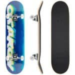 Kleurrijke skateboard met witte wielen en blauwe grafische print.