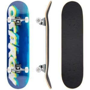 Kleurrijke skateboard met witte wielen en blauwe grafische print.