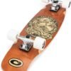 Vintage skateboard met houten deck en witte wielen voor buiten plezier.