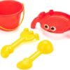 Kleine zomerspeelgoed set met emmertje, krab en zandvormen voor kinderen, kleurrijk en leuk.