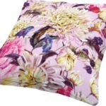 Floralen-kussensloop-met-elegant-bloemenpatroon-en-lila-accenten.