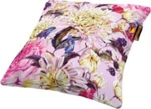 Floralen-kussensloop-met-elegant-bloemenpatroon-en-lila-accenten.