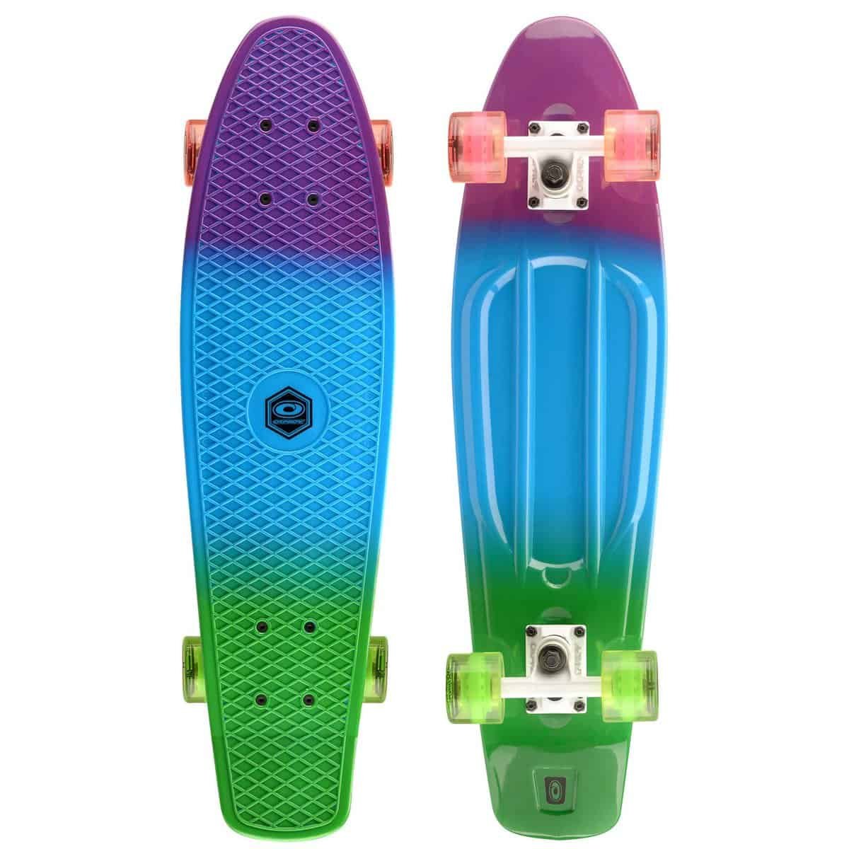 Colorige skateboard met grip oppervlak en transparante wielen voor buitenplezier.