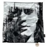 Kunstzinnig zwart-wit portret met abstracte teksturen en creatieve elementen.