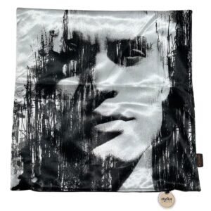 Kunstzinnig zwart-wit portret met abstracte teksturen en creatieve elementen.
