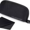 Compacte zwarte skateaccessoire case met klittenband en karabijnhaak voor buitenplezier.