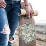 Skateboard met skateboardtrucks en wielen, close-up, outdoor, skateboardshop winkel van hugo, skates en boards voor buitenplezier.