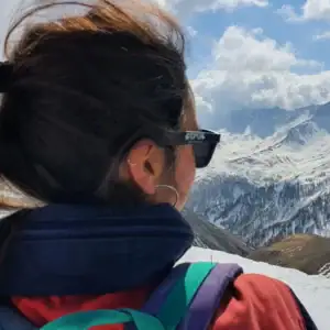 Bergenlandschap, vrouw in sunglasses met mountainview, sneeuw en wolken.
