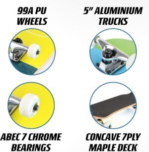 Kleine skateboard met witte wielen, aluminium trucks en zwarte bevestigingen.