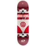 Volkswagen skateboard met rood en wit design en Osprey logo op de bodem, ideaal voor buitenplezier.
