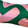 Kussensloop met groen en roze abstract patroon voor buitengebruik.