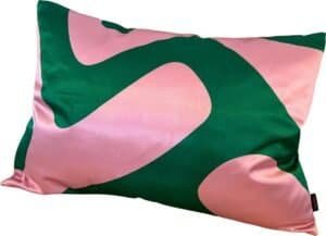 Kussensloop met groen en roze abstract patroon voor buitengebruik.