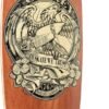Robuuste houten skate met branded logo en witte wielen voor straat- en parkgebruik.