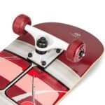 Skateboard met rode wielen en grafisch deck, perfect voor buitenplezier en skateboarden.