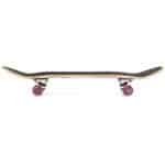 Skateboard met zwarte griplaag en rode wielen op witte achtergrond.