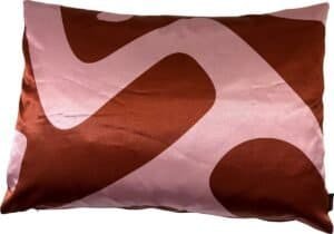 Kussen met geel en roze abstract patroon, perfect voor buiten of interieurdecoratie.