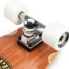 Kleine witte skateboardwielen op een houten skateboard, ideaal voor street skating.