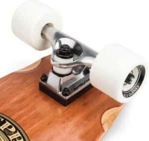 Kleine witte skateboardwielen op een houten skateboard, ideaal voor street skating.