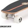 Voorkant skateboard met houten deck, zwarte grip tape en witte wielen.