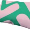 Kussen met groene en roze abstracte patronen voor buitengebruik.