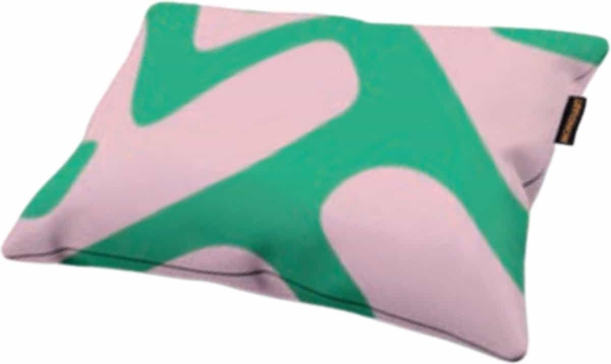 Kussen met groene en roze abstracte patronen voor buitengebruik.