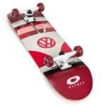 Klein, rood en wit skateboard met VW-logo en vier wielen voor buitenplezier.