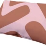 Kussen met pastel roze en grote abstracte patronen, perfect voor buitenplezier.