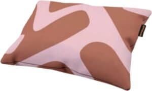 Kussen met pastel roze en grote abstracte patronen, perfect voor buitenplezier.