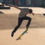 Skateboarder in actie tijdens het springen op een skatebaan.