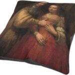 Gedetailerde kunstvolle vrouw in historische jurk op kussen, vintage portretstijl.