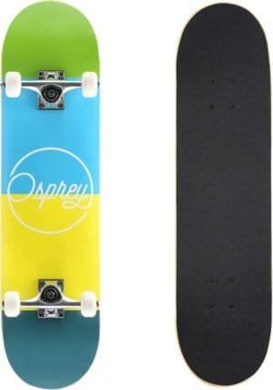Kinderskateboard met kleurrijk ontwerp en witte wielen.