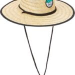 Hoed van stro met gekleurde patch, ideaal voor buitenactiviteiten.