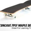 Kleurrijke skateboard met zwart gripdek en witte wielen, ideaal voor buitenplezier.