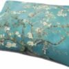 Kussen met bloesemprint op turquoise achtergrond voor buiten en binnengebruik.