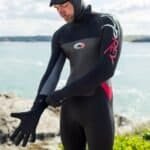 Wetsuit en watersportkleding voor buitenactiviteit op het strand.