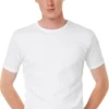 Effen witte T-shirt voor heren, basics gedragen met casual jeans.