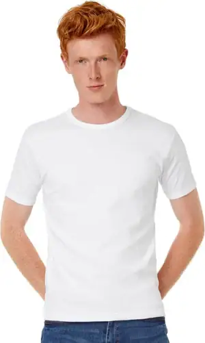 Effen witte T-shirt voor heren, basics gedragen met casual jeans.