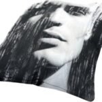 Mooi zwart-wit kussen met een vrouwelijk gezicht en lange haren, perfect voor buiten of binnengebruik.