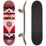 Volkswagen camper skateboard met zwarte grip tape en houtkleurige rand, geschikt voor buitenplezier.