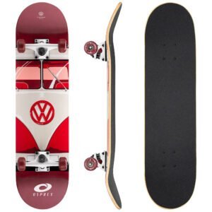 Volkswagen camper skateboard met zwarte grip tape en houtkleurige rand, geschikt voor buitenplezier.