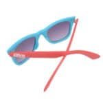 Luchtvaartbril met blauwe rand en paarse spiegelglazen voor zomerse UV-bescherming.